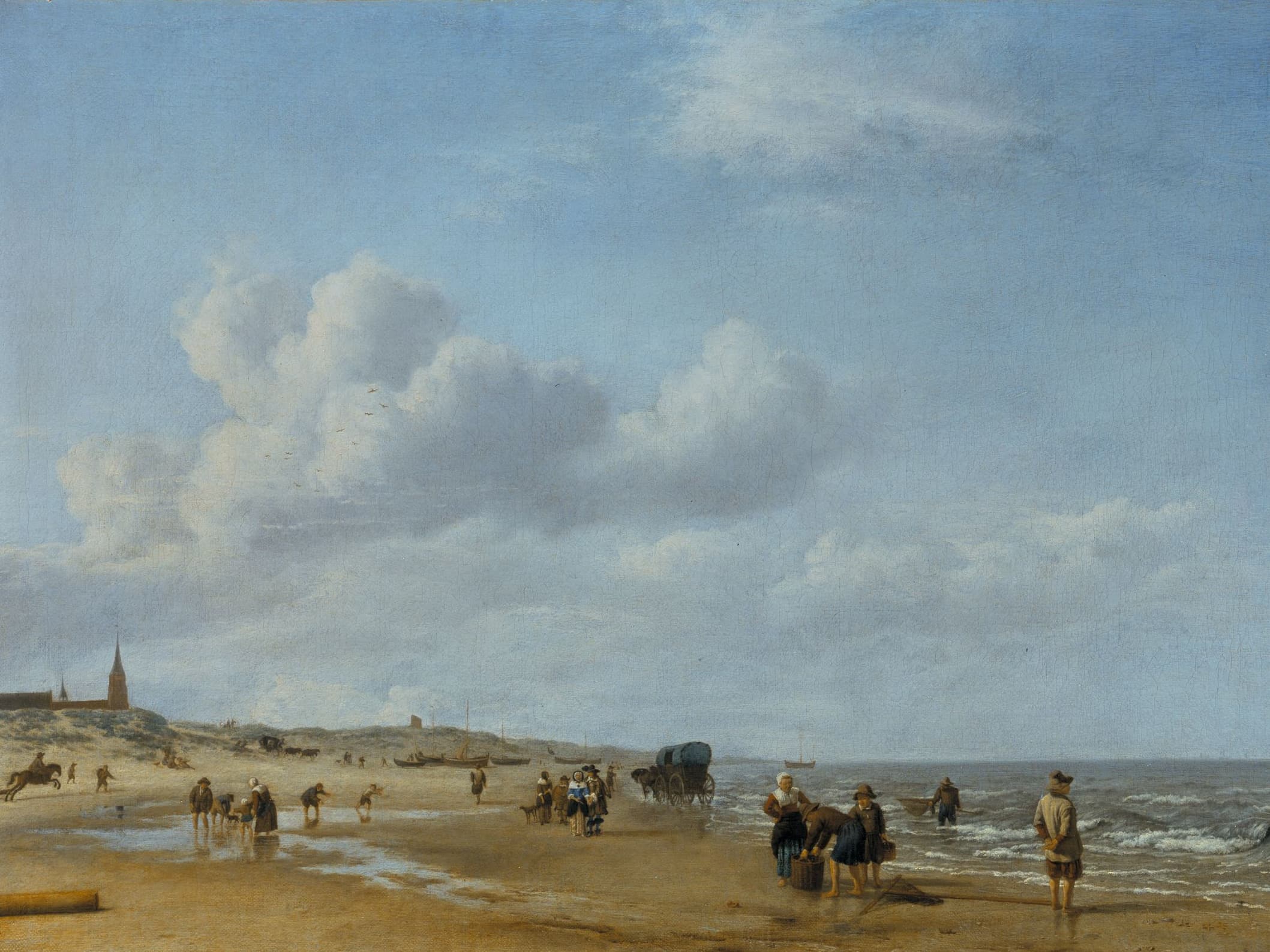 Strandszene mit Menschen, die unter einem bewölkten Himmel in Ufernähe spazieren gehen und sich versammeln. Im Hintergrund sind eine entfernte Kirche und Dünen zu sehen.